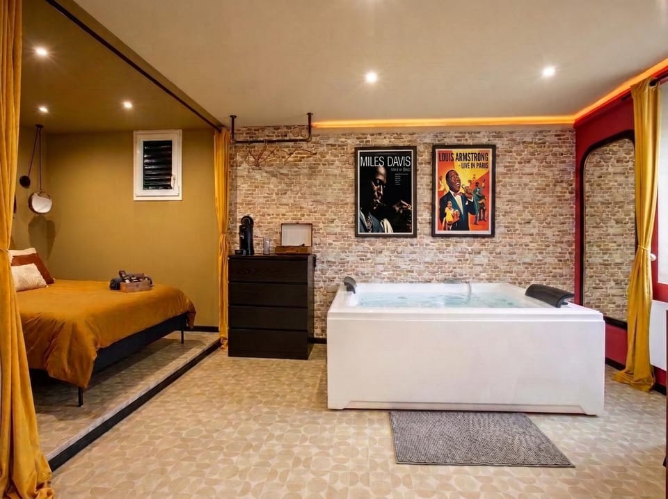 Hot Tub, Hot Tub, Decorative detail, Decorative detail, Bedroom