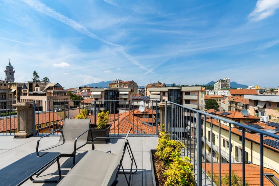 Penthouse with terrace - 300 m from the station Apartment in Varese