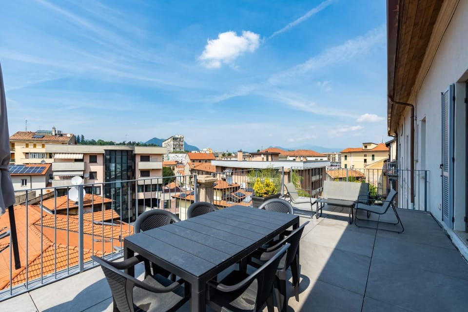 Penthouse with terrace - 300 m from the station Apartment in Varese