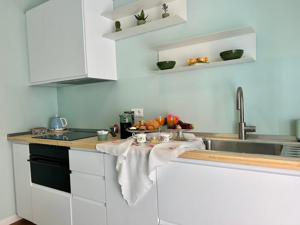 Kitchen or kitchenette, dishwasher, stove
