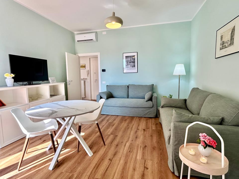 Communal lounge/ TV room, Seating area, Dining area, air conditioner