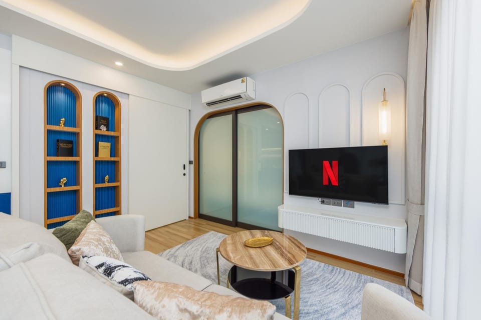 TV and multimedia, Seating area, air conditioner