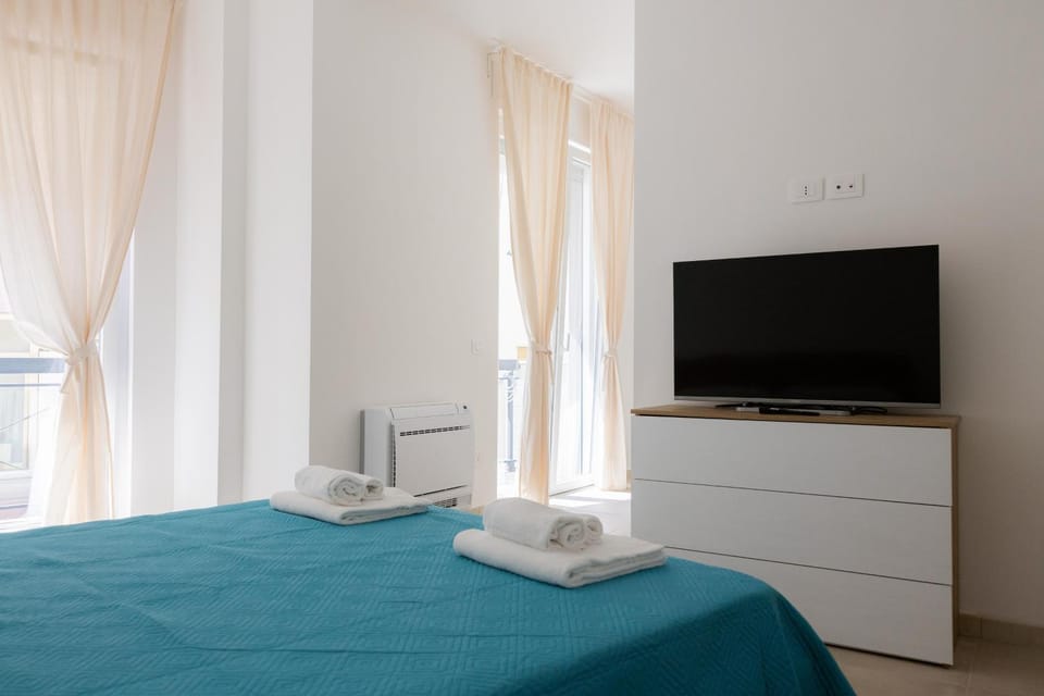 Bed, TV and multimedia, Photo of the whole room, towels