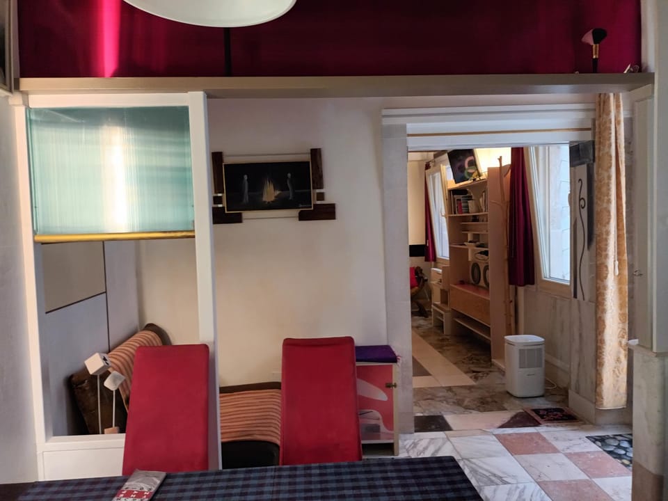 Kitchen or kitchenette, Seating area