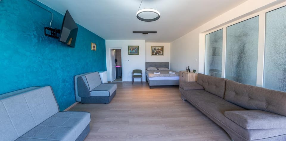 Bed, TV and multimedia, Photo of the whole room, Seating area, Bedroom