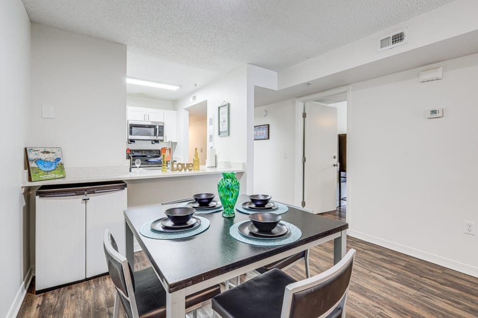 Gateway to UF & Dtwn Gainesville! Condo w/ Pool House in Gainesville