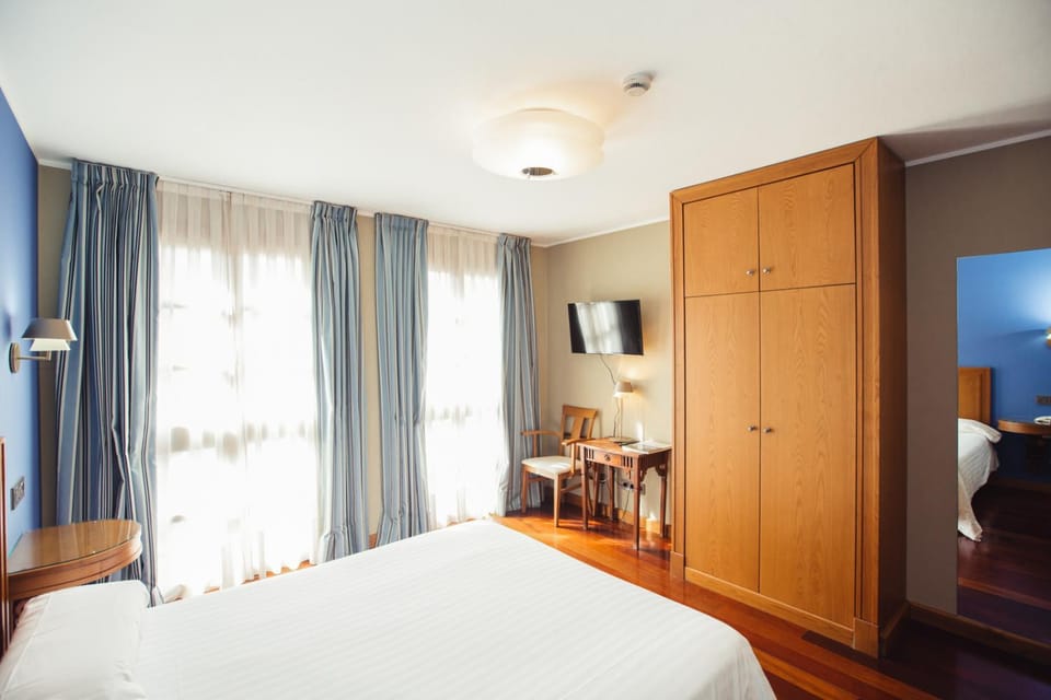 Bed, TV and multimedia, Bedroom, wardrobe