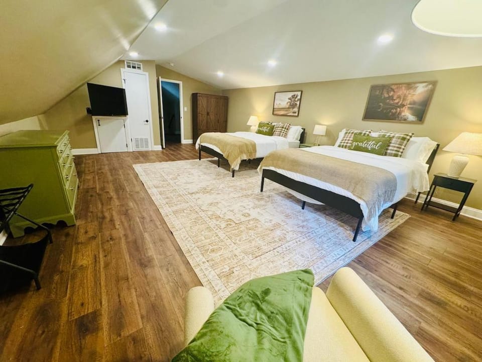 Bed, TV and multimedia, Photo of the whole room, Bedroom