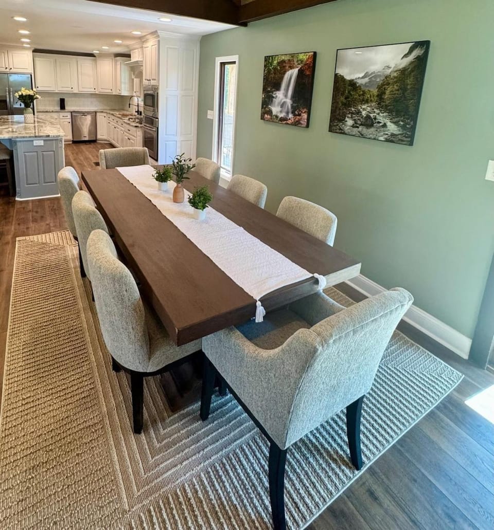 The Redbird Retreat, Your Modern Southern Getaway House in Bowling Green
