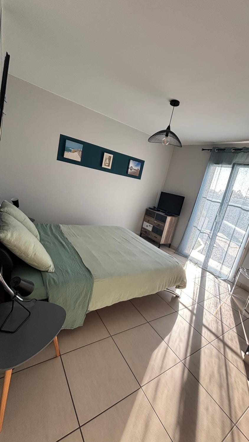 Photo of the whole room, Bedroom