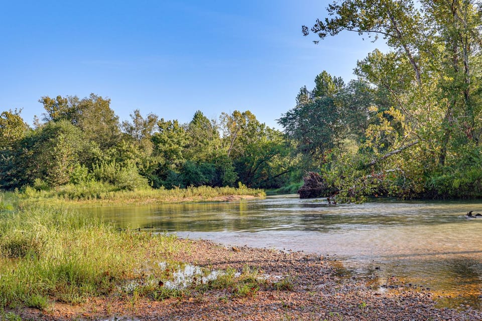 'River Bank' Spacious Waterfront Group Getaway House in Pike County
