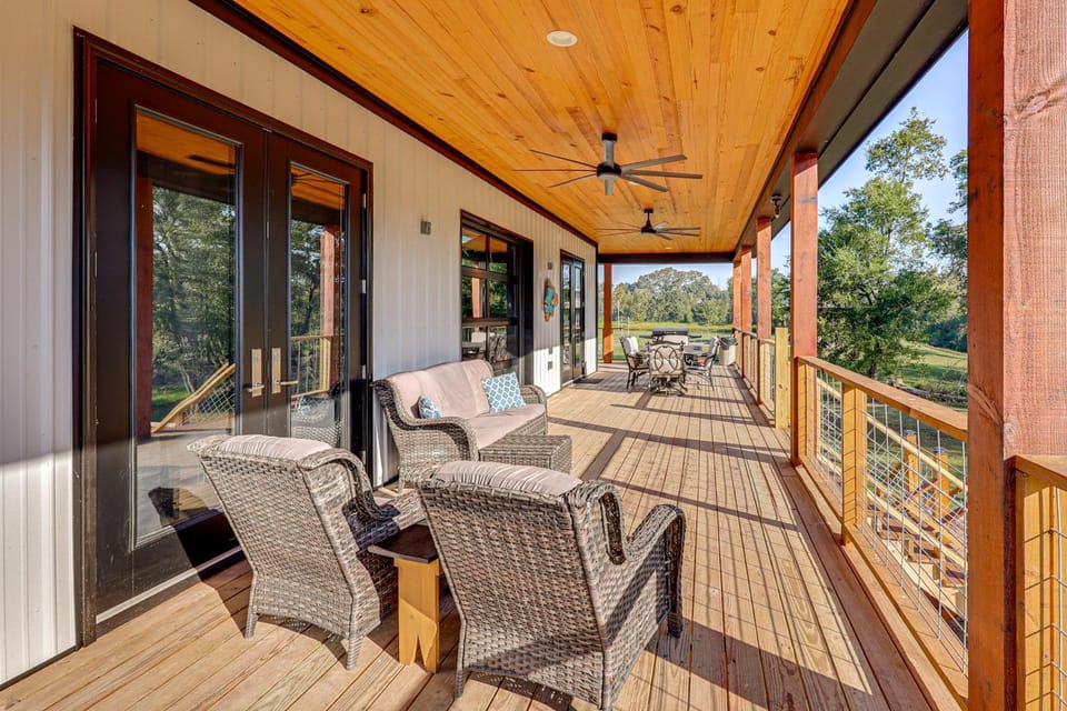 'River Bank' Spacious Waterfront Group Getaway House in Pike County