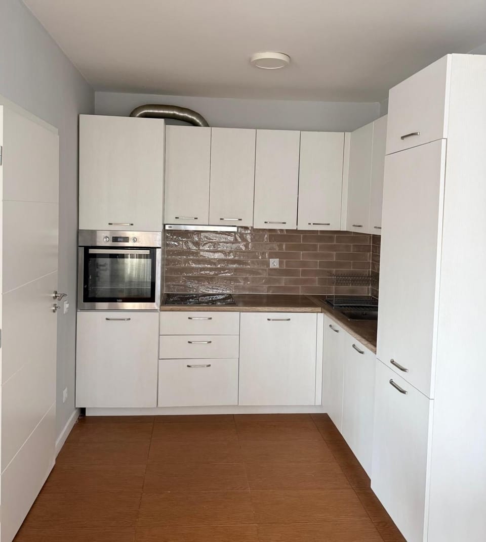 Kitchen or kitchenette, oven