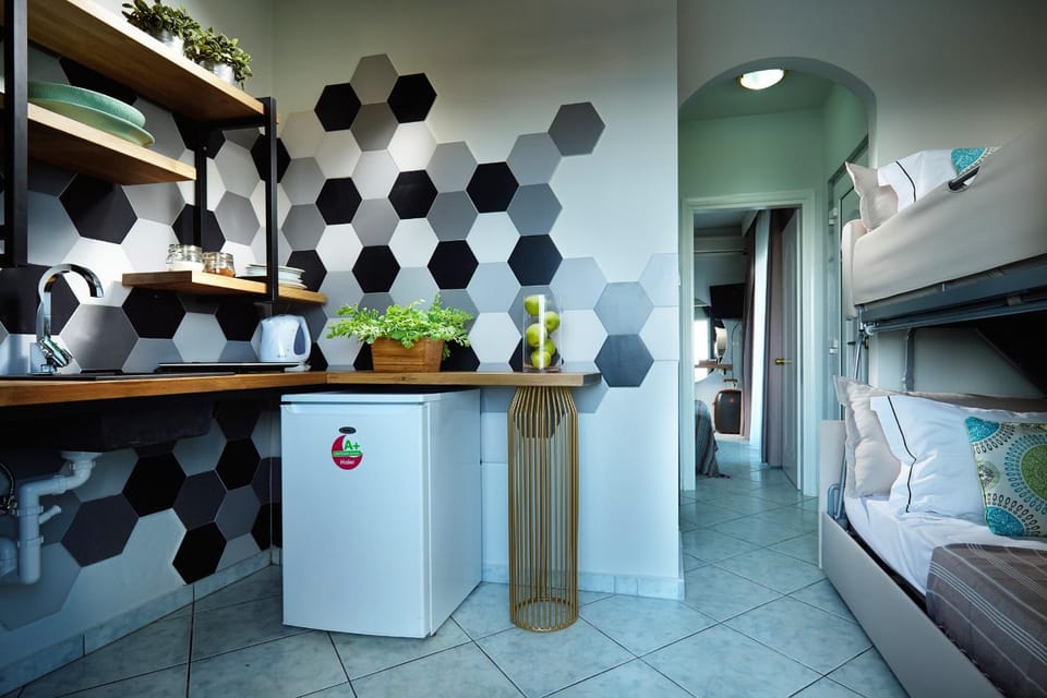 Kitchen or kitchenette, Breakfast, bunk bed