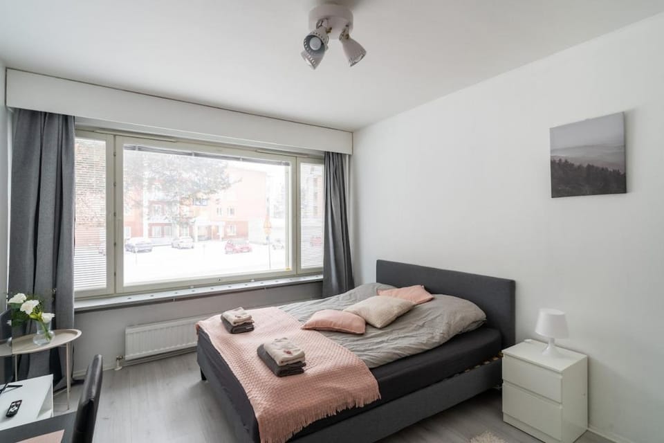 Bed, Photo of the whole room, Seating area, towels