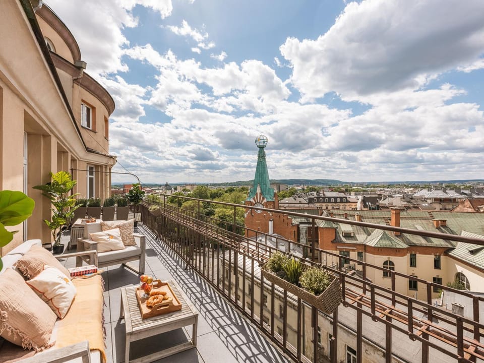 View (from property/room), Balcony/Terrace, Seating area, City view