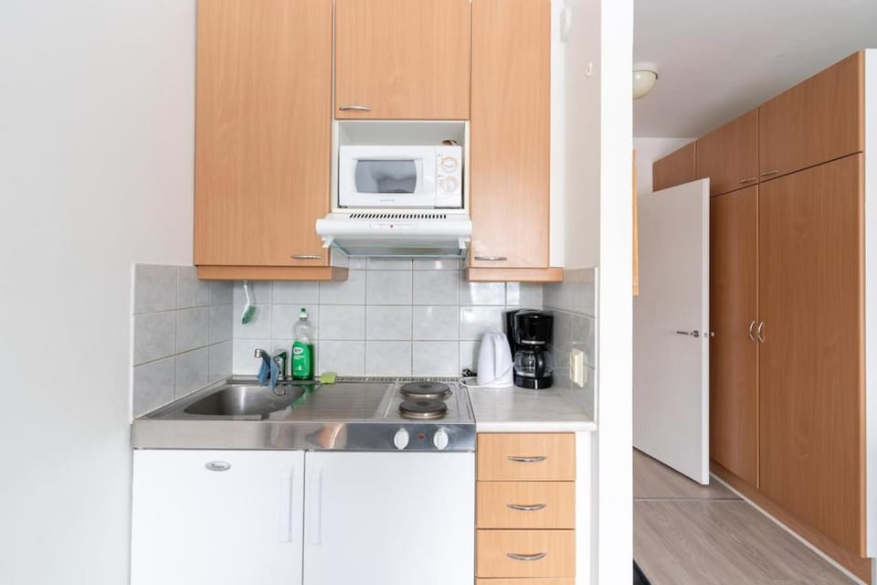 Coffee/tea facilities, Kitchen or kitchenette, stove