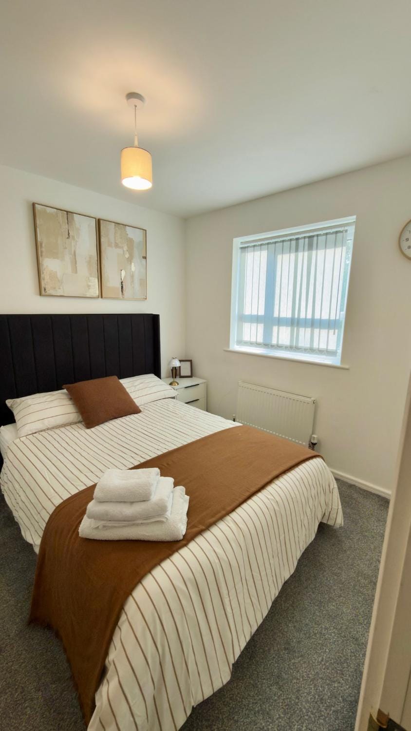 Spacious 4-Bed Home for Families & Corporate Stays Apartment in Salford