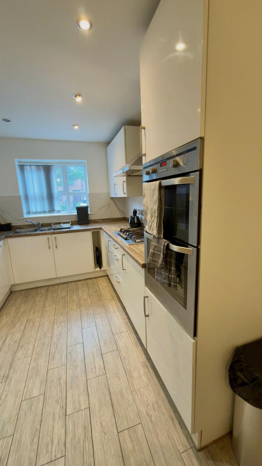 Spacious 4-Bed Home for Families & Corporate Stays Apartment in Salford