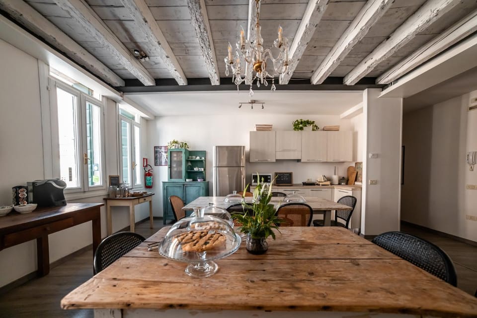 Living room, Food and drinks, Dining area, Food, minibar, oven