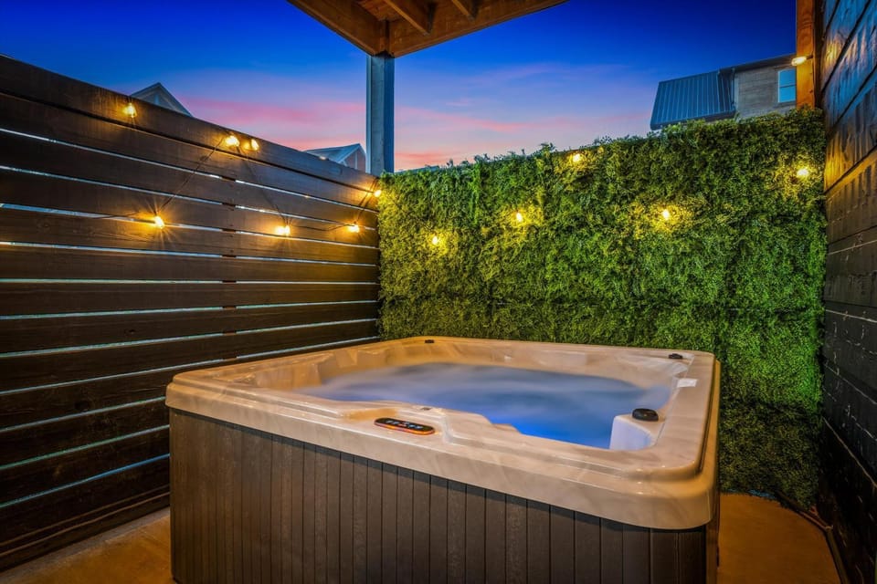 Hot Tub with Indoor Pool 10Mi to Great Smoky Park House in Pigeon Forge