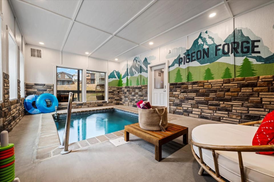 Hot Tub with Indoor Pool 10Mi to Great Smoky Park House in Pigeon Forge