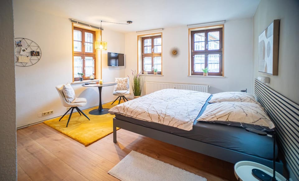 Bed, Living room, Photo of the whole room, Dining area