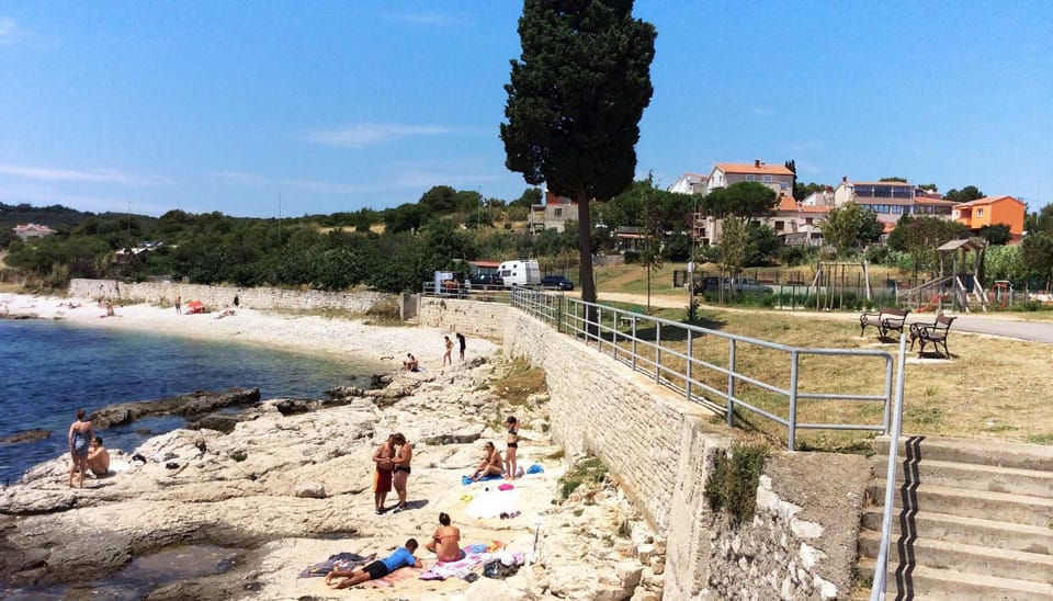 Neighbourhood, Beach