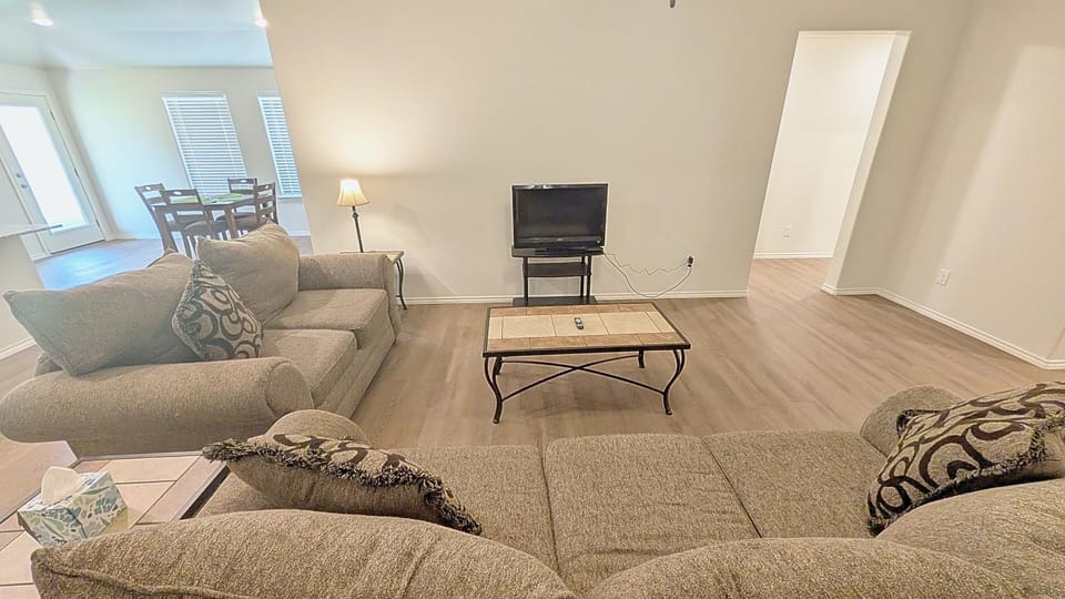 TV and multimedia, Living room, Seating area, Dining area