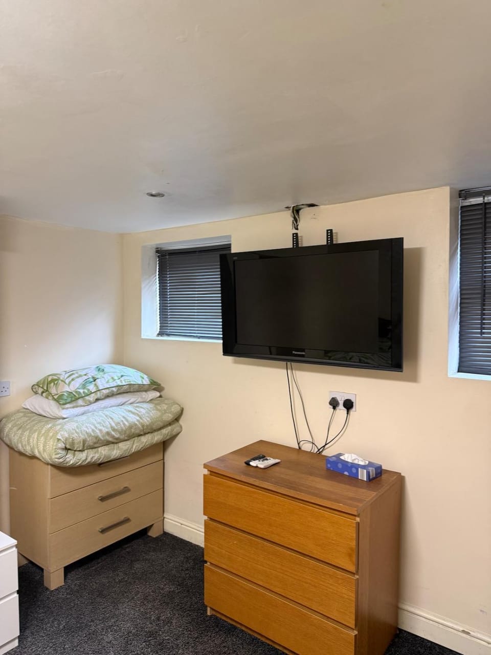 Basement Flat Accommodate Maximum five persons Apartment in Leeds