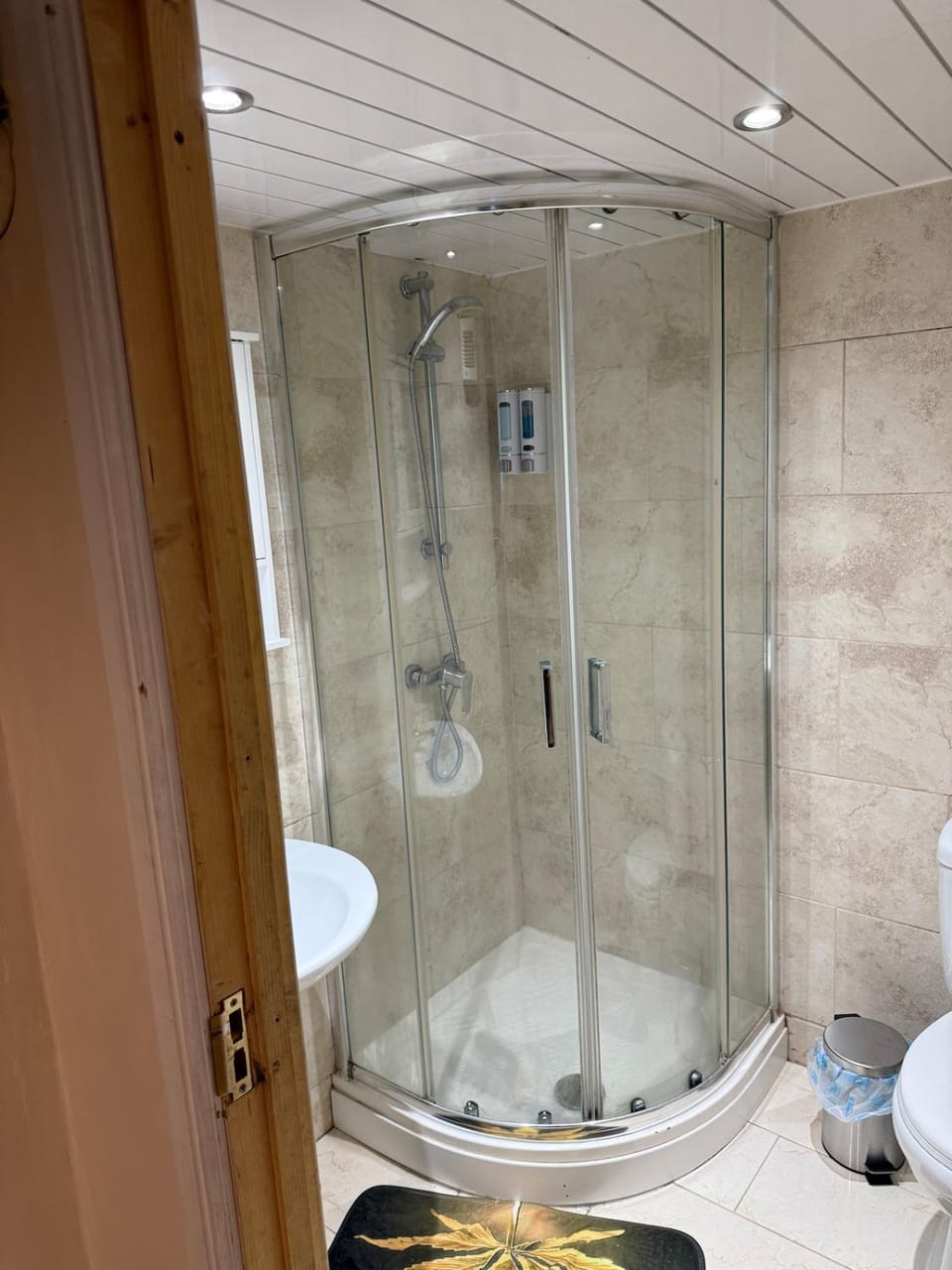 Basement Flat Accommodate Maximum five persons Apartment in Leeds