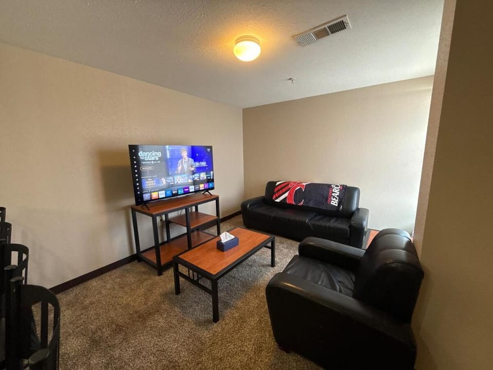 Mins To UC Medical, Paycor Stadium, Reds Stadium Apartment in Cincinnati