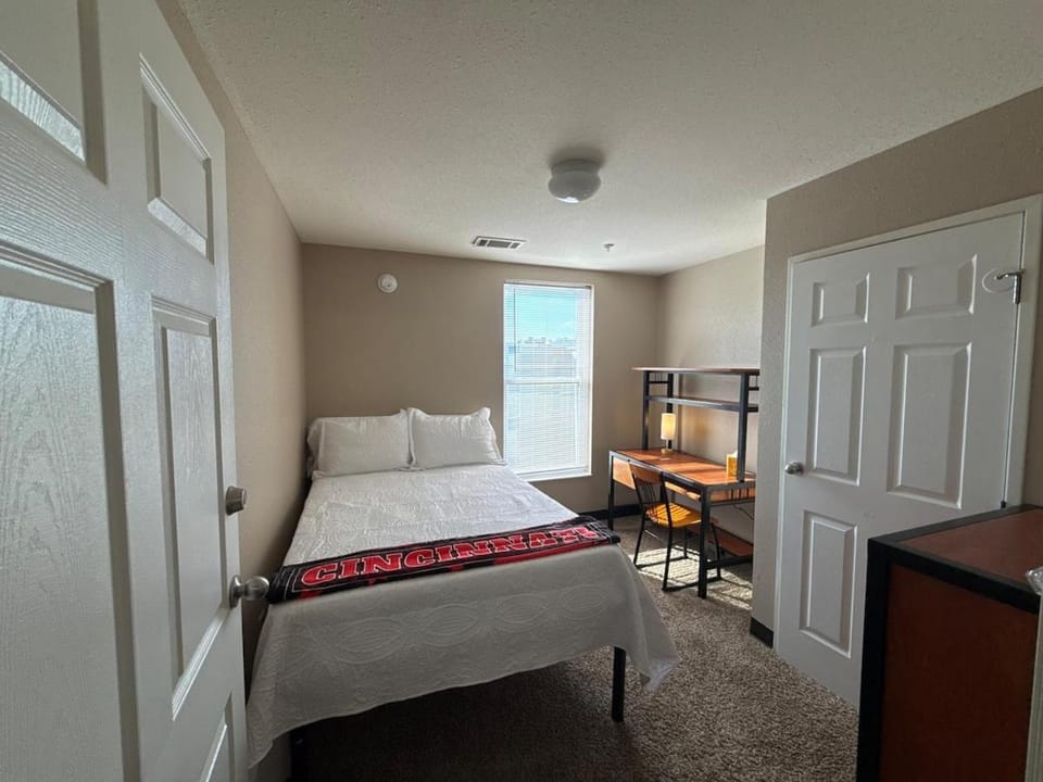 Mins To UC Medical, Paycor Stadium, Reds Stadium Apartment in Cincinnati