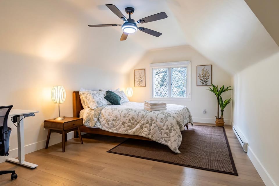 Photo of the whole room, Bedroom