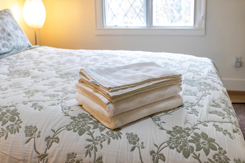 Bed, towels