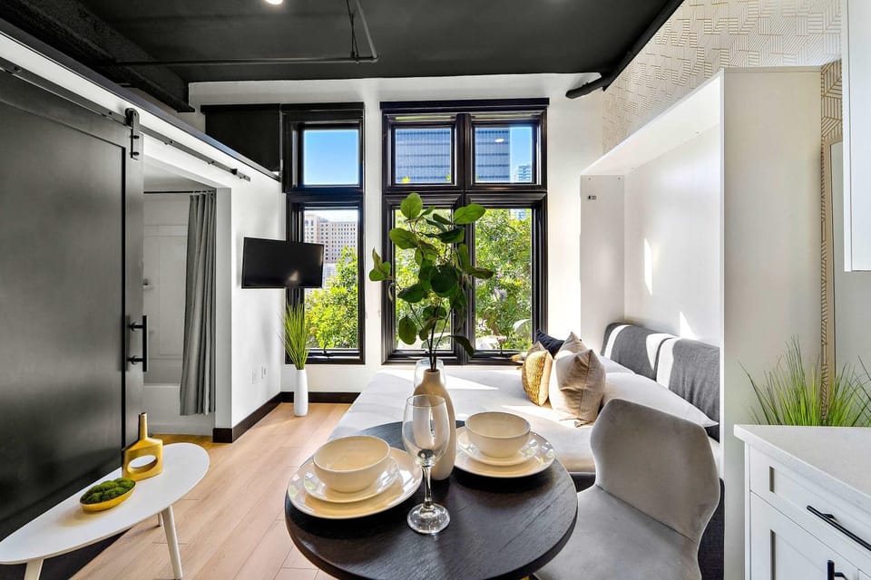 Downtown Nights Await Petco Park & Gaslamp Fun Apartment in Gaslamp Quarter