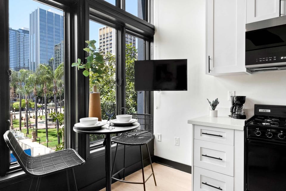 Petco Park Nearby Walk to Gaslamp Dine & Explore Apartment in Gaslamp Quarter