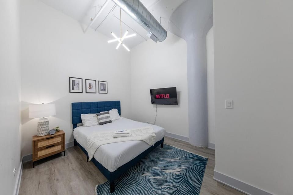 Group-Friendly 5BR Suite Near McCormick - Sleeps 12 Apartment in South Loop