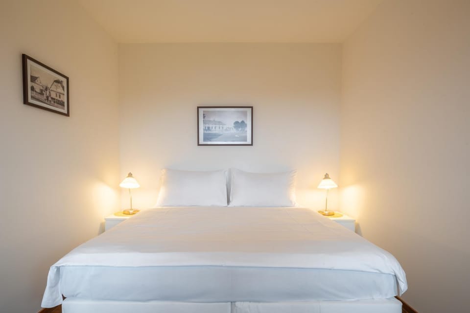Property building, Bed, Bedroom