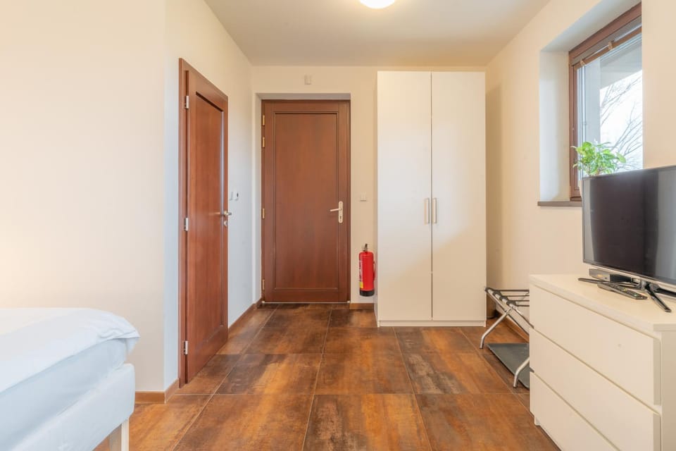 Property building, Communal lounge/ TV room, TV and multimedia, Bedroom, wardrobe