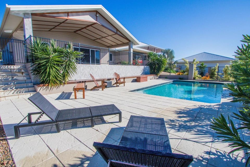 Property building, Swimming pool, sunbed