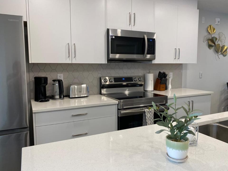 New 2025 Townhouse Near Banff Gate with Hot Tub & Mountain Views Apartment in Canmore