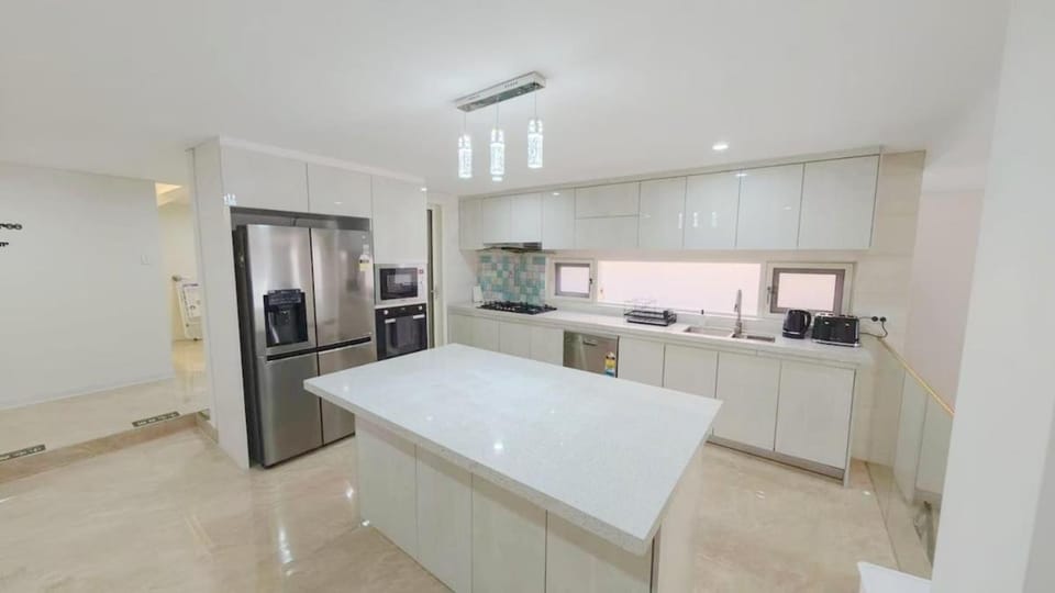Spacious 5BR Family Retreat in Peakhurst House in Sydney