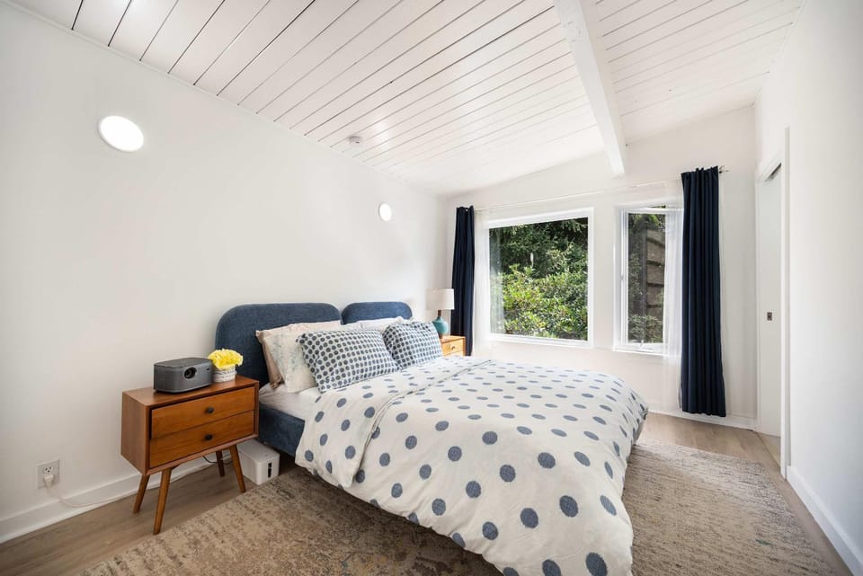 Modern Mercer Island 5BR Family Home w Deck House in Mercer Island