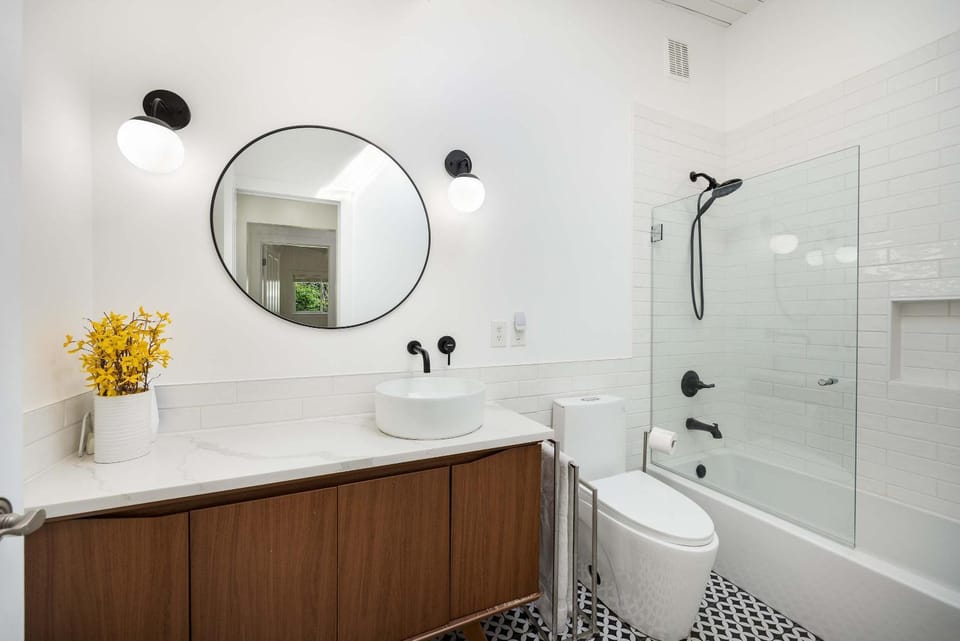 Modern Mercer Island 5BR Family Home w Deck House in Mercer Island