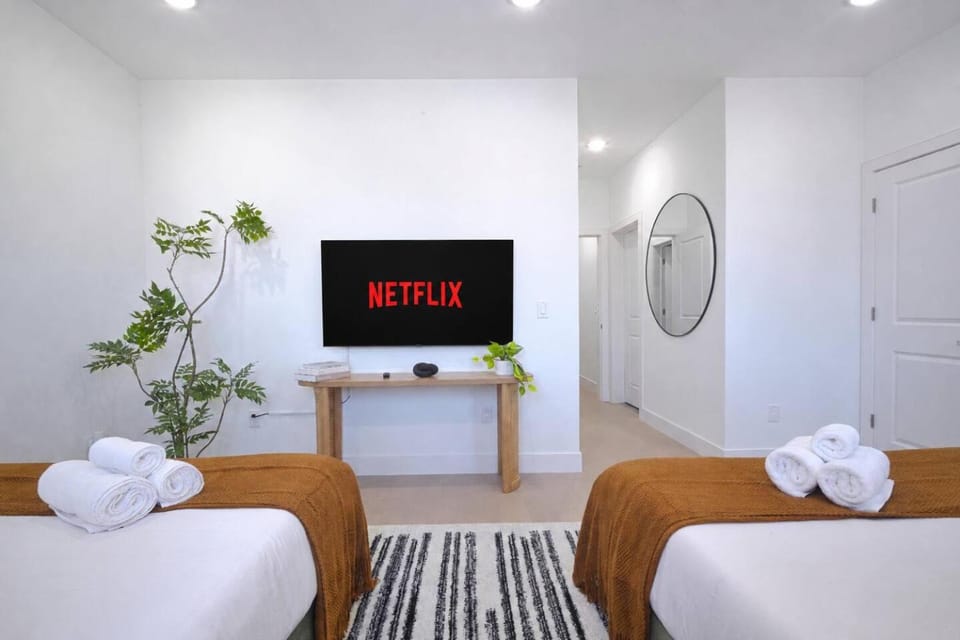 Bed, TV and multimedia, Photo of the whole room, Bedroom, towels