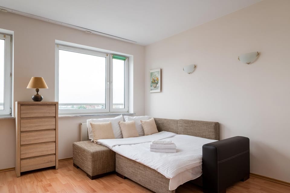 Bed, Living room, Photo of the whole room, Seating area, Bedroom, towels
