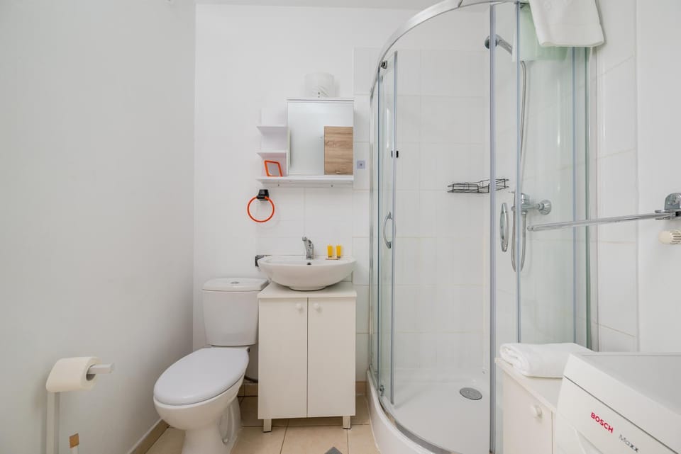 Shower, Toilet, Bathroom, towels
