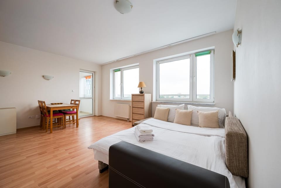 Bed, Living room, Photo of the whole room, Seating area, Dining area, Bedroom