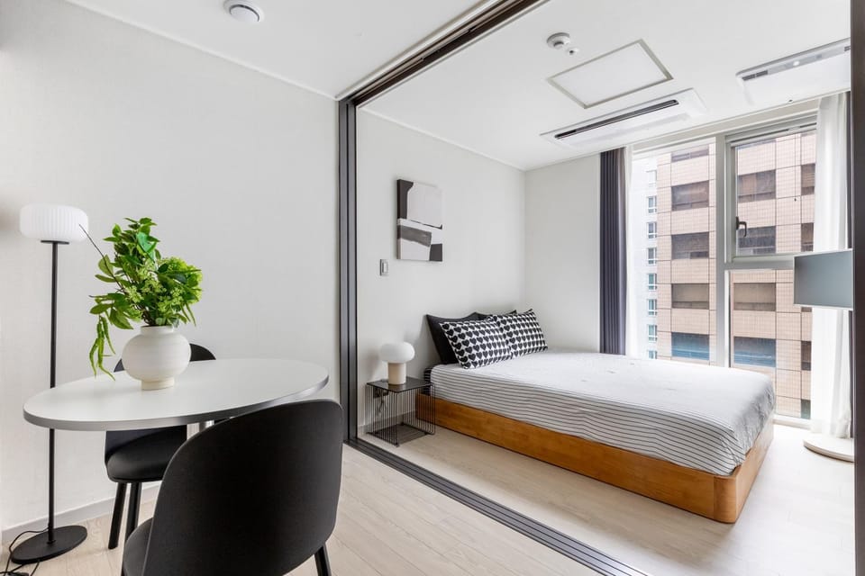 Bed, Living room, Photo of the whole room, Seating area, Bedroom, air conditioner